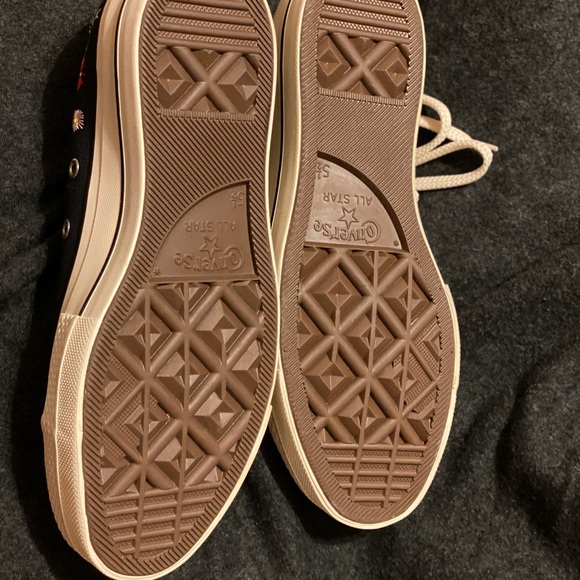 Converse All star platform daisy embroidered 7.5 new with out box. - Picture 3 of 7